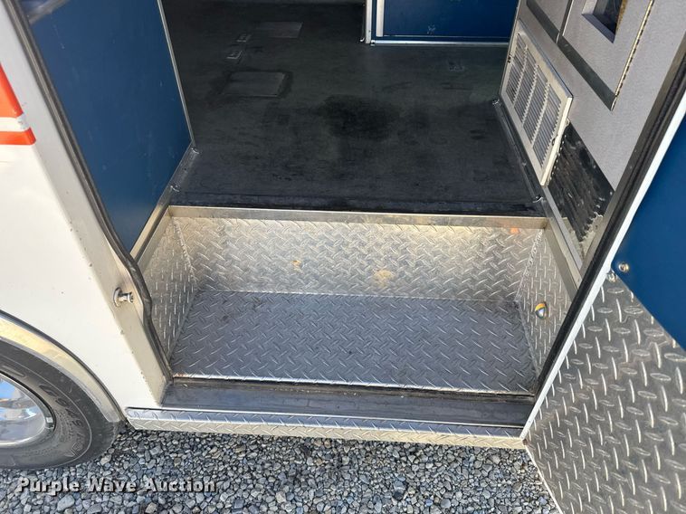 image for item NN9634 1994 Ford E350 ambulance