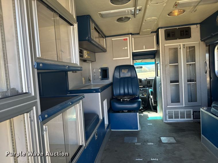 image for item NN9634 1994 Ford E350 ambulance