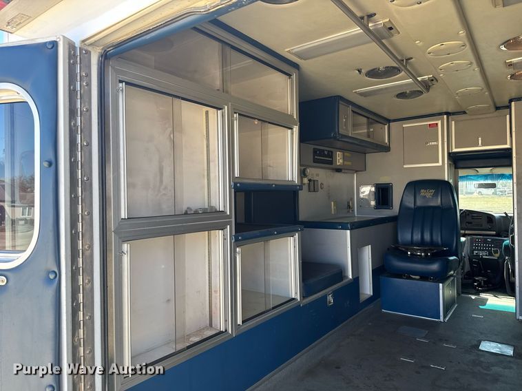 image for item NN9634 1994 Ford E350 ambulance