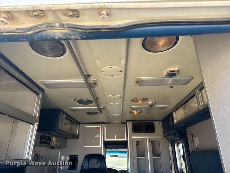 image for item NN9634 1994 Ford E350 ambulance