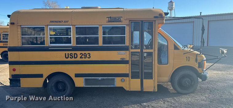 image for item NN9637 2000 GMC Magnavan school bus