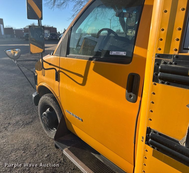 image for item NN9637 2000 GMC Magnavan school bus
