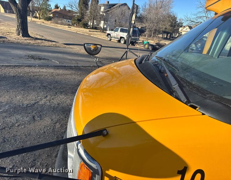 image for item NN9637 2000 GMC Magnavan school bus