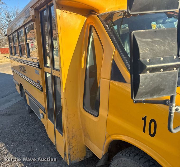 image for item NN9637 2000 GMC Magnavan school bus
