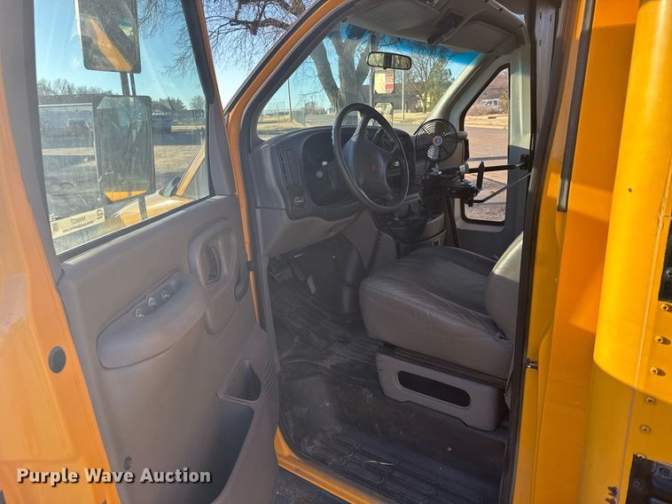 image for item NN9637 2000 GMC Magnavan school bus