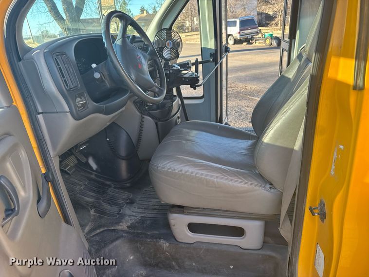 image for item NN9637 2000 GMC Magnavan school bus