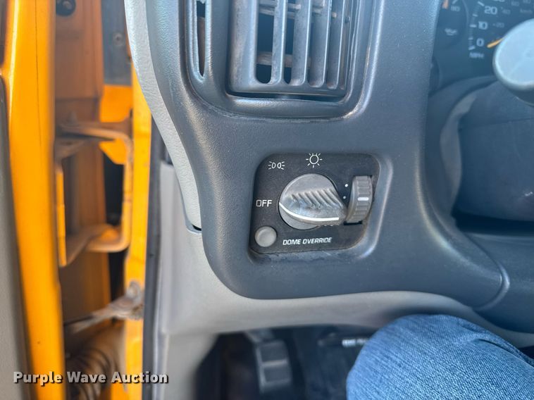 image for item NN9637 2000 GMC Magnavan school bus