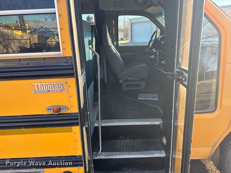 image for item NN9637 2000 GMC Magnavan school bus