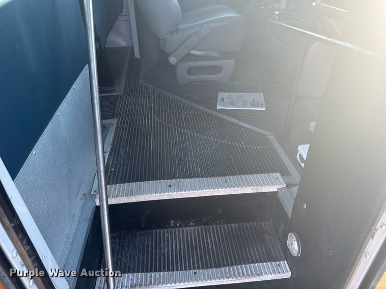 image for item NN9637 2000 GMC Magnavan school bus