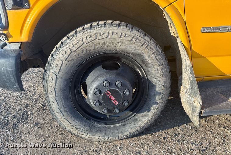 image for item NN9637 2000 GMC Magnavan school bus