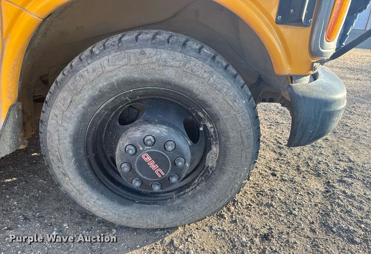 image for item NN9637 2000 GMC Magnavan school bus