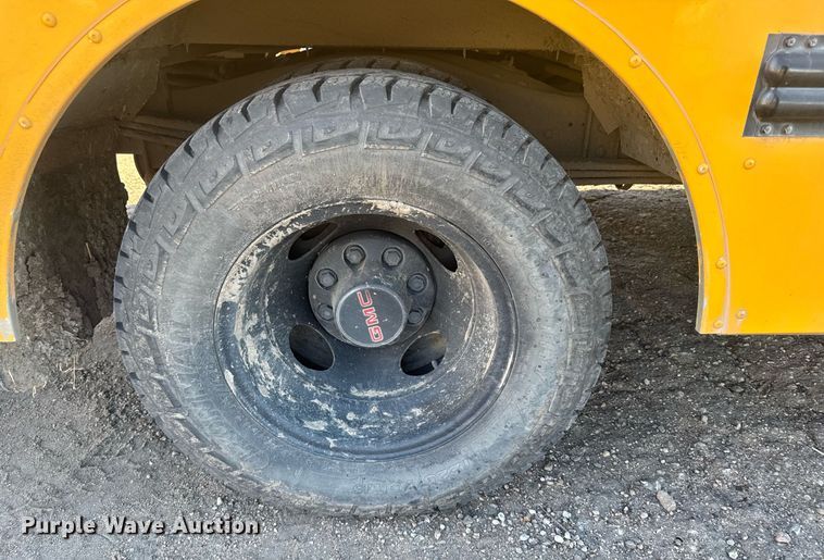 image for item NN9637 2000 GMC Magnavan school bus