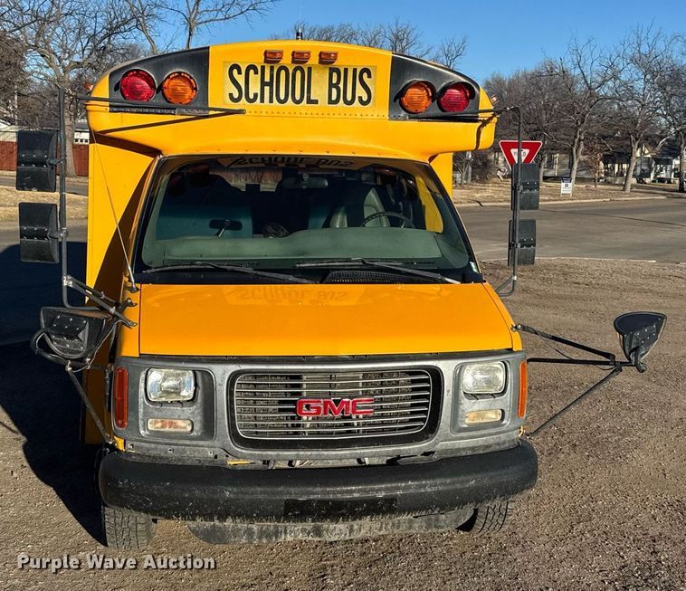image for item NN9638 2000 GMC Magnavan school bus