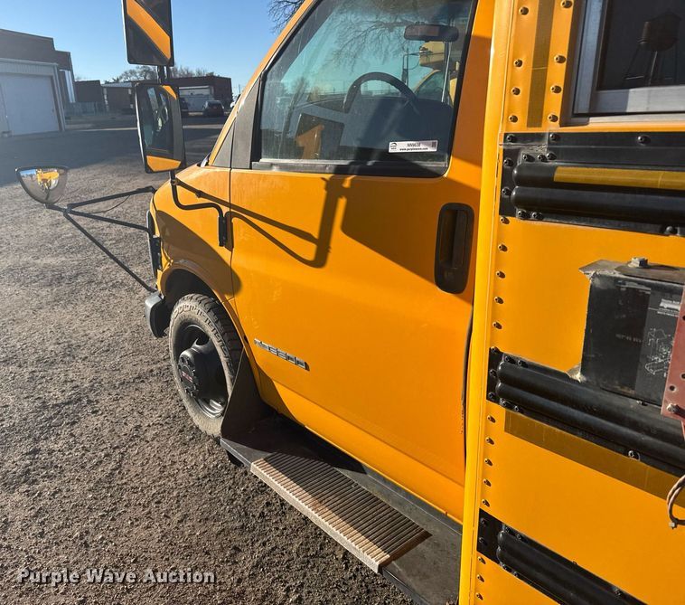 image for item NN9638 2000 GMC Magnavan school bus