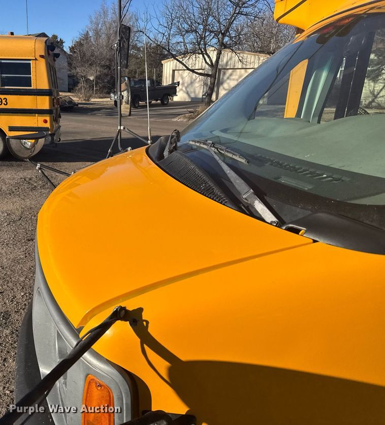 image for item NN9638 2000 GMC Magnavan school bus