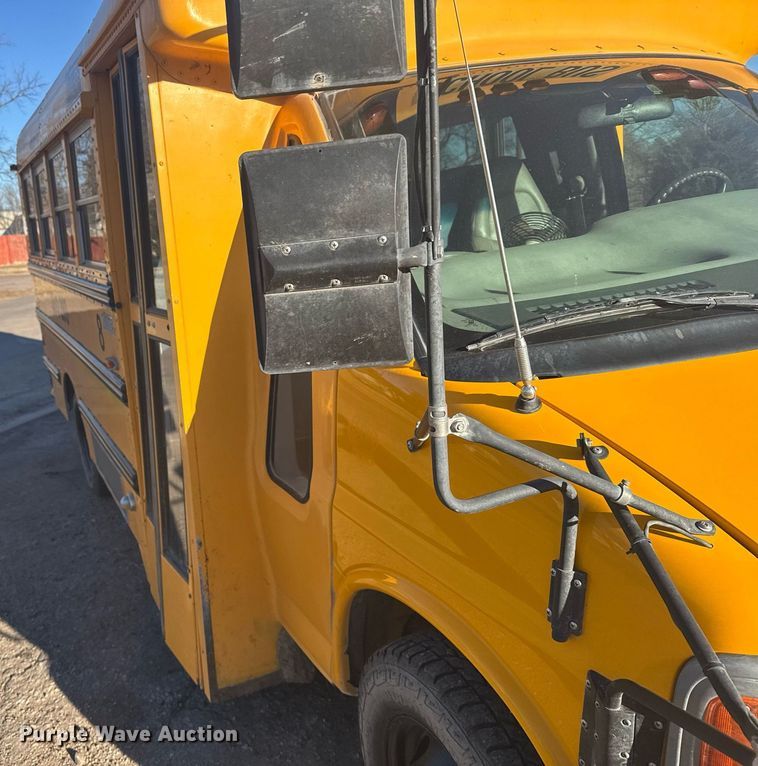 image for item NN9638 2000 GMC Magnavan school bus