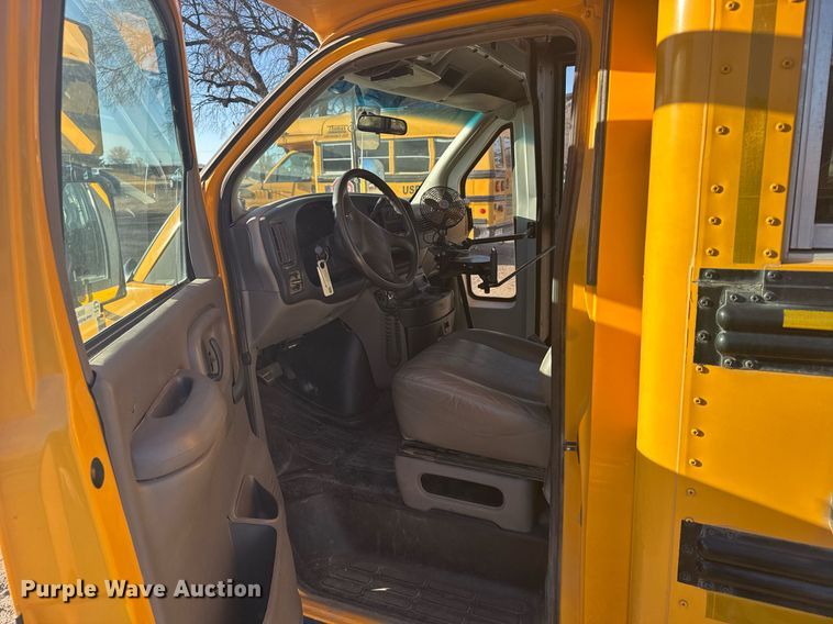 image for item NN9638 2000 GMC Magnavan school bus
