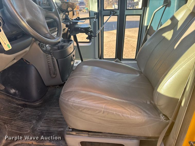 image for item NN9638 2000 GMC Magnavan school bus