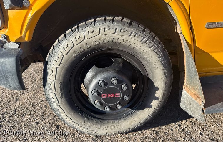 image for item NN9638 2000 GMC Magnavan school bus