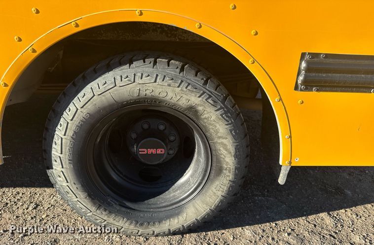 image for item NN9638 2000 GMC Magnavan school bus