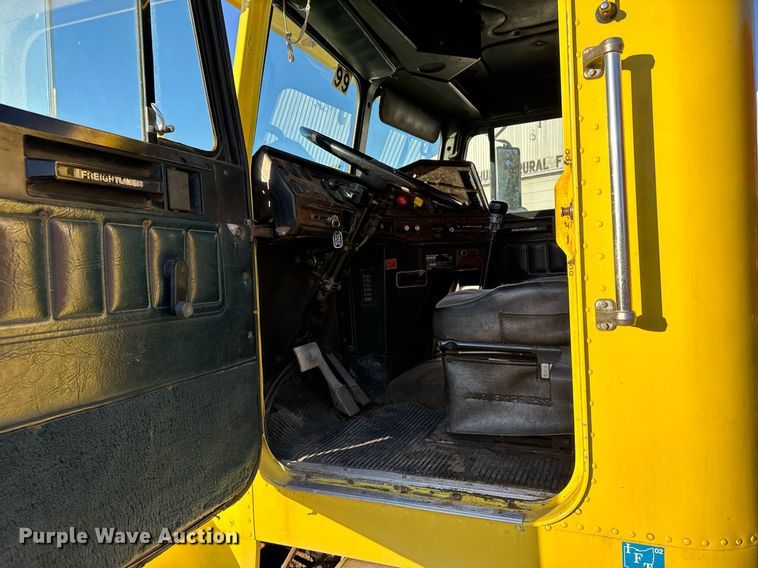 image for item NN9690 1987 Freightliner FLC water truck