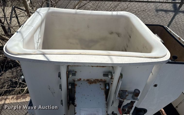 image for item NO9677 2004 Ford F450 Super Duty bucket truck