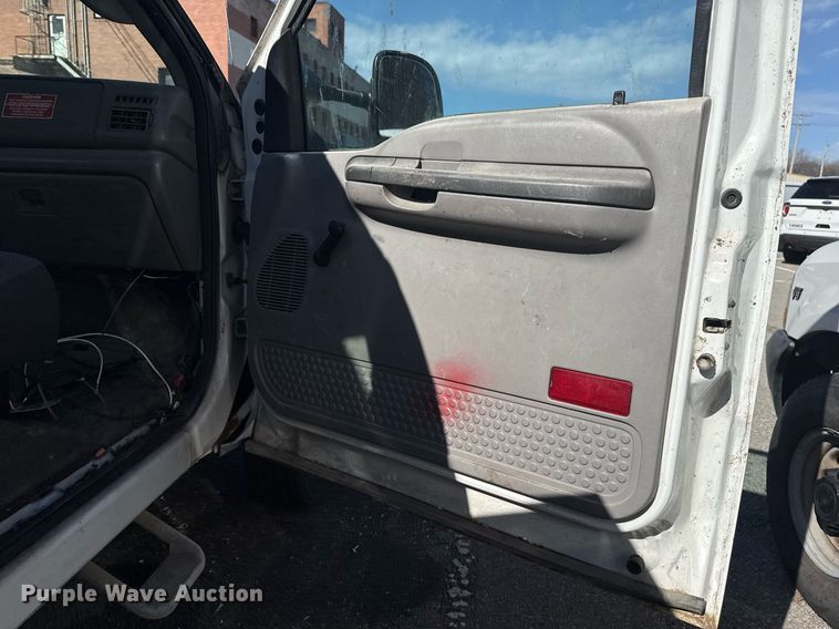 image for item NO9677 2004 Ford F450 Super Duty bucket truck