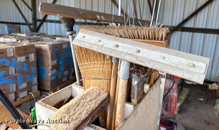 image for item NO9702 Cleaning equipment