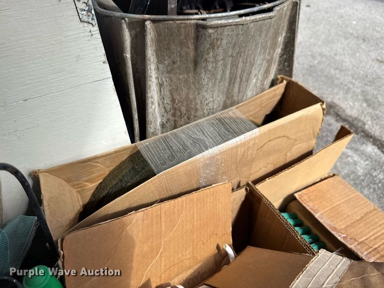 image for item NO9702 Cleaning equipment