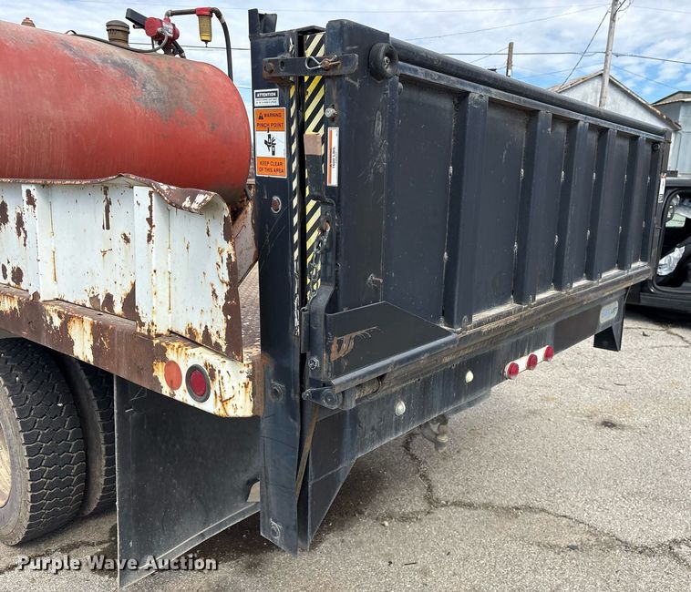 image for item NO9720 1999 International 4700 flatbed truck
