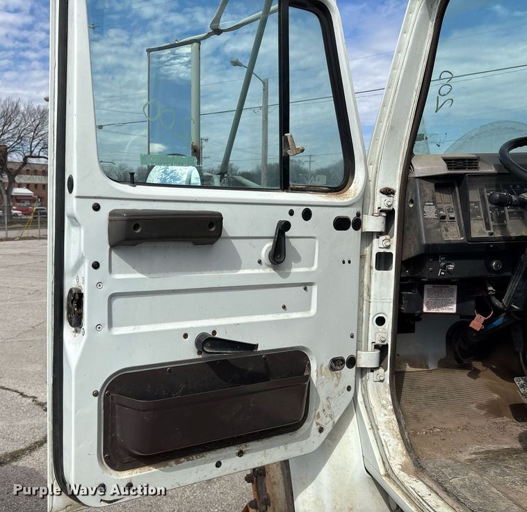 image for item NO9720 1999 International 4700 flatbed truck