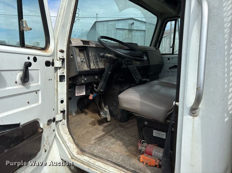 image for item NO9720 1999 International 4700 flatbed truck