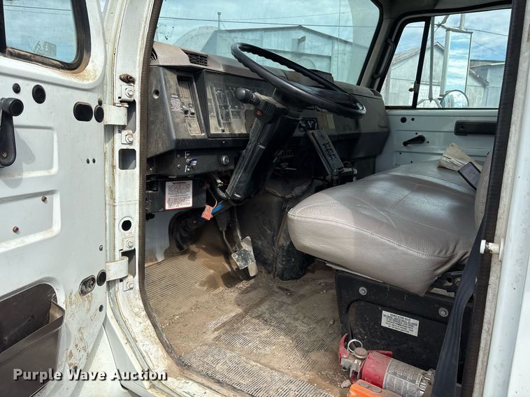 image for item NO9720 1999 International 4700 flatbed truck