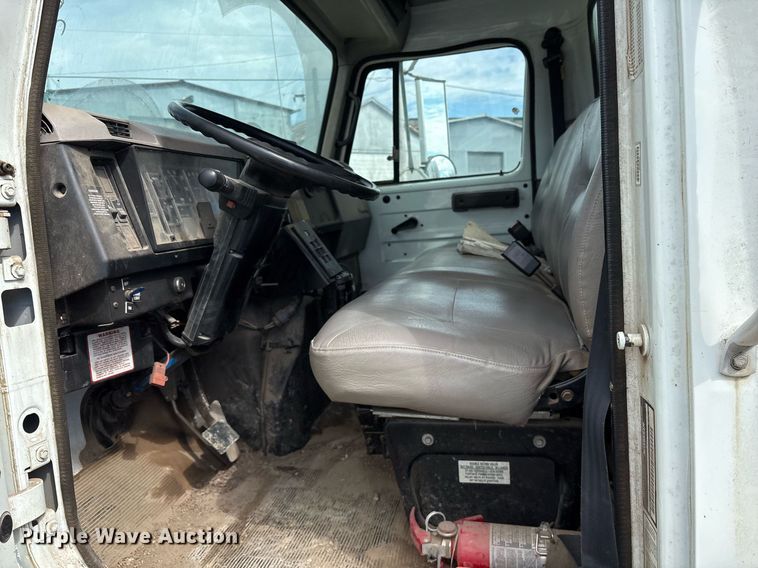 image for item NO9720 1999 International 4700 flatbed truck