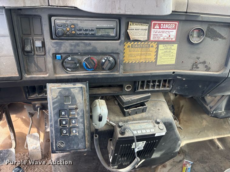 image for item NO9720 1999 International 4700 flatbed truck