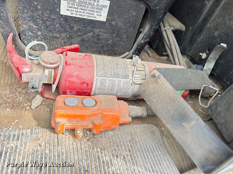 image for item NO9720 1999 International 4700 flatbed truck