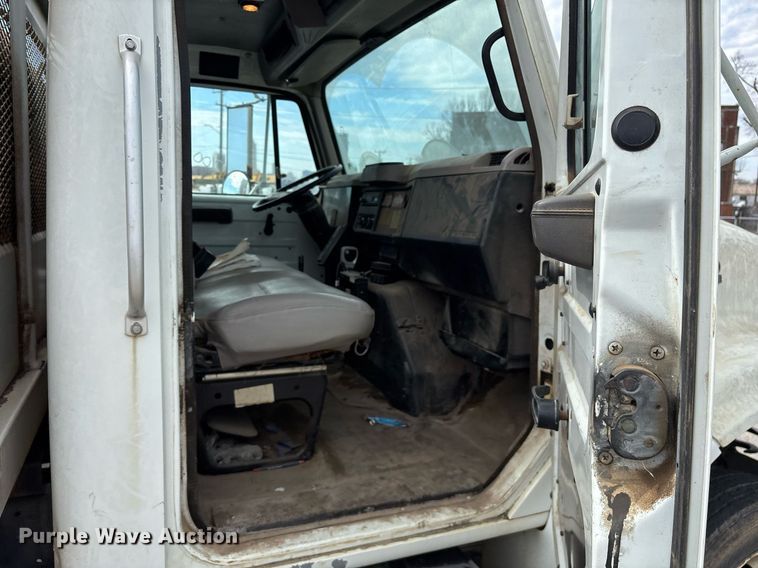 image for item NO9720 1999 International 4700 flatbed truck