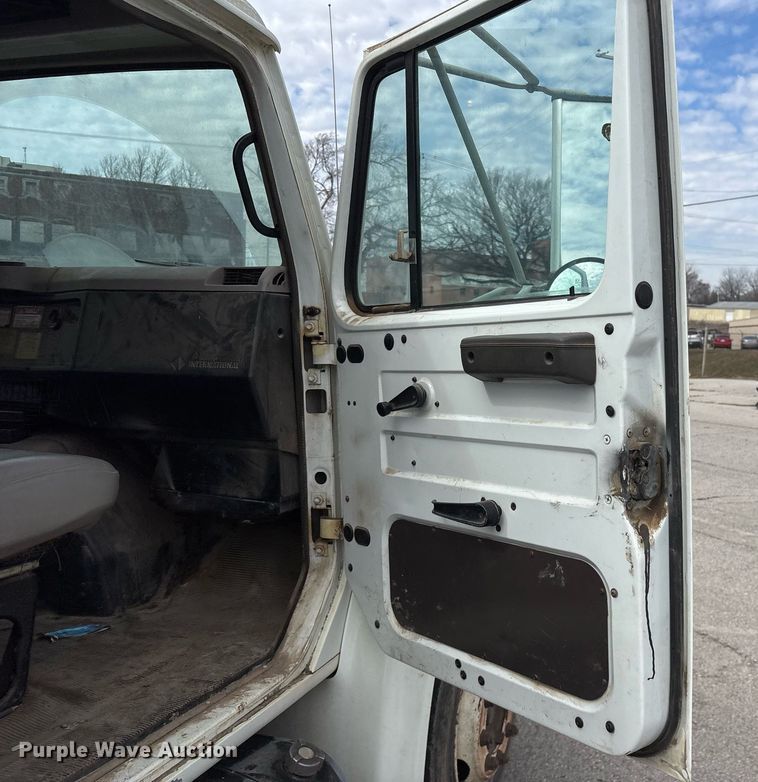 image for item NO9720 1999 International 4700 flatbed truck