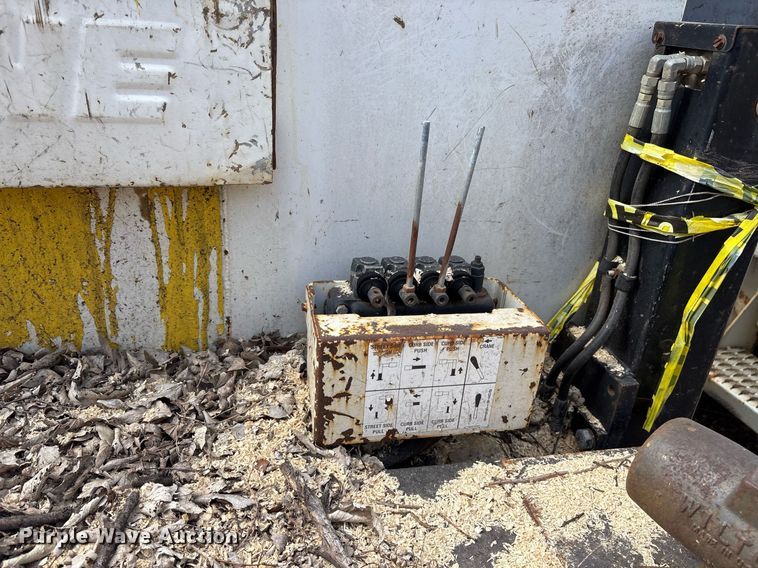 image for item NO9726 2008 International 7400 utility / service truck