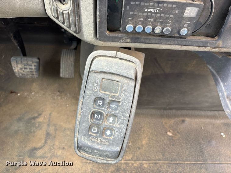 image for item NO9726 2008 International 7400 utility / service truck