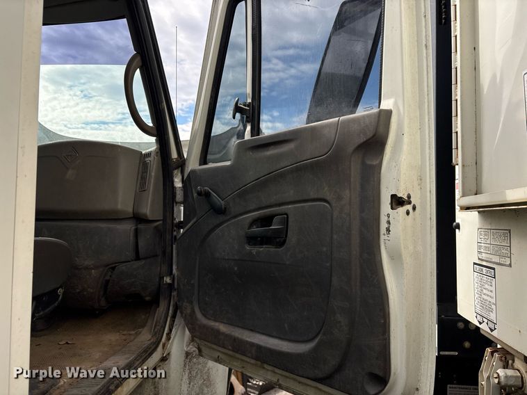 image for item NO9726 2008 International 7400 utility / service truck