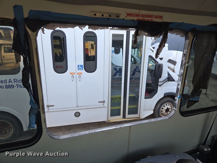 image for item NQ9195 2018 Glaval Ford Transit 350HD shuttle bus