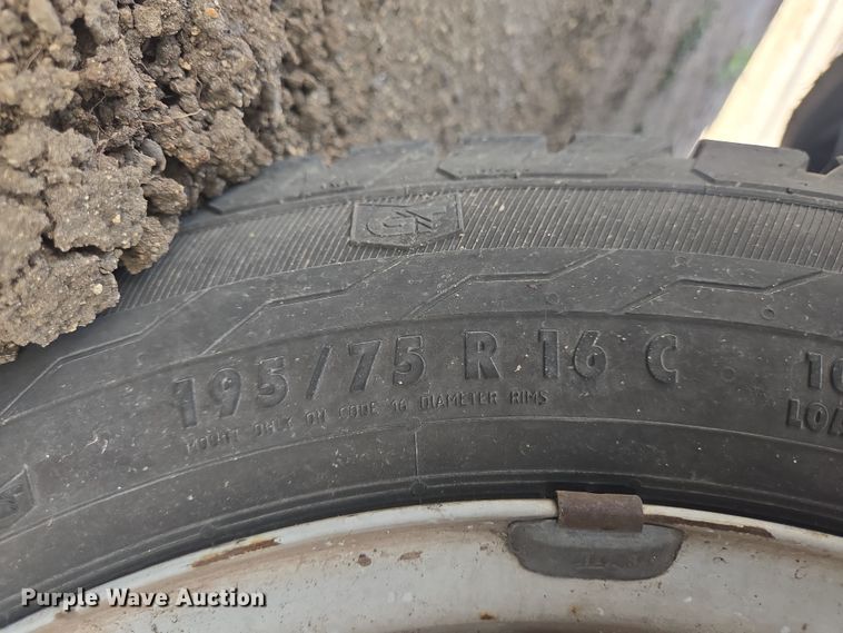 image for item NQ9198 2018 Glaval Ford Transit 350 shuttle bus