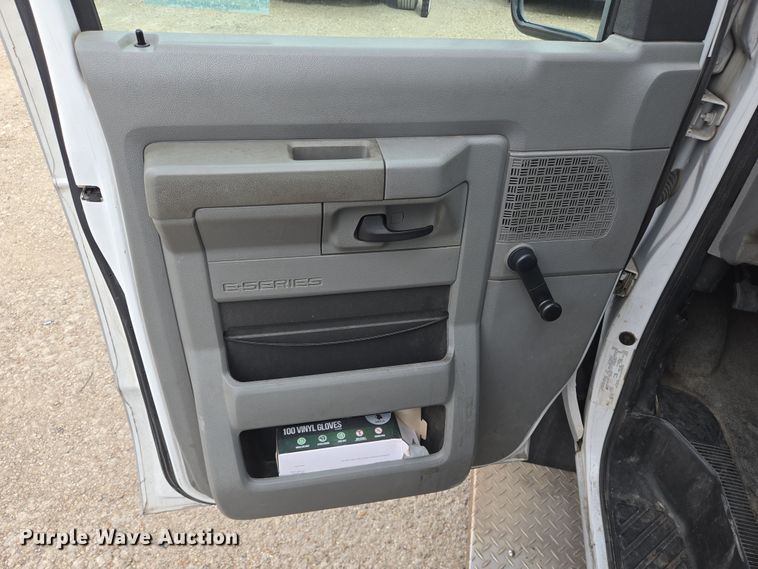 image for item NQ9200 2014 Eldorado Ford E350 shuttle bus