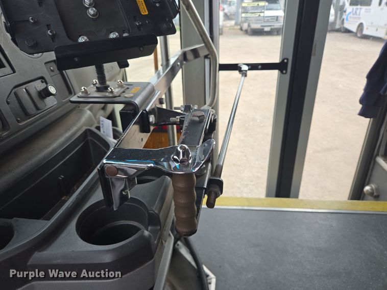 image for item NQ9200 2014 Eldorado Ford E350 shuttle bus