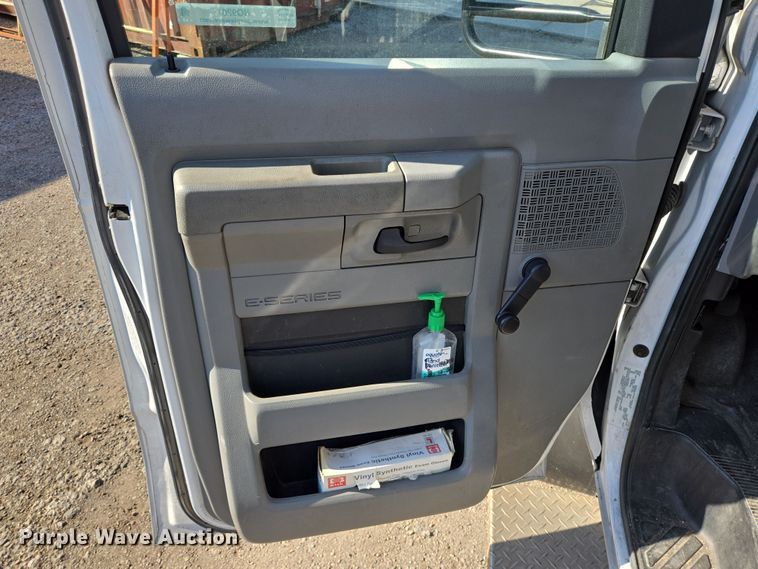 image for item NQ9201 2015 Eldorado Ford E350 Super Duty shuttle bus