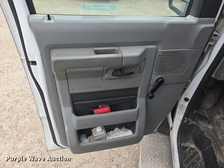 image for item NQ9202 2013 Eldorado Ford E350 Super Duty shuttle bus