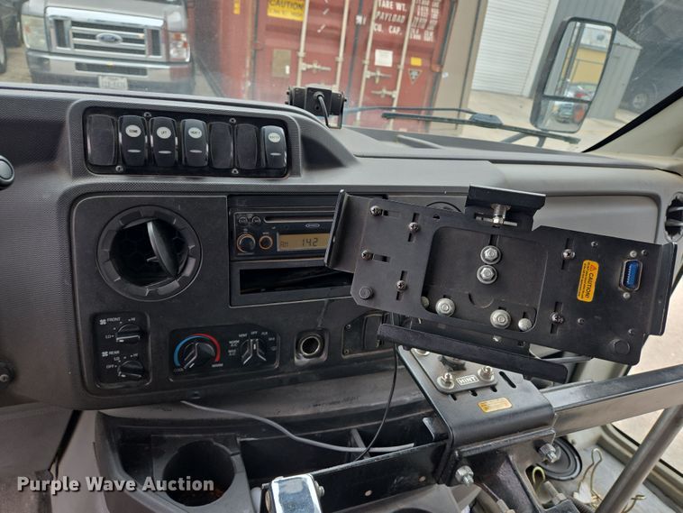 image for item NQ9202 2013 Eldorado Ford E350 Super Duty shuttle bus