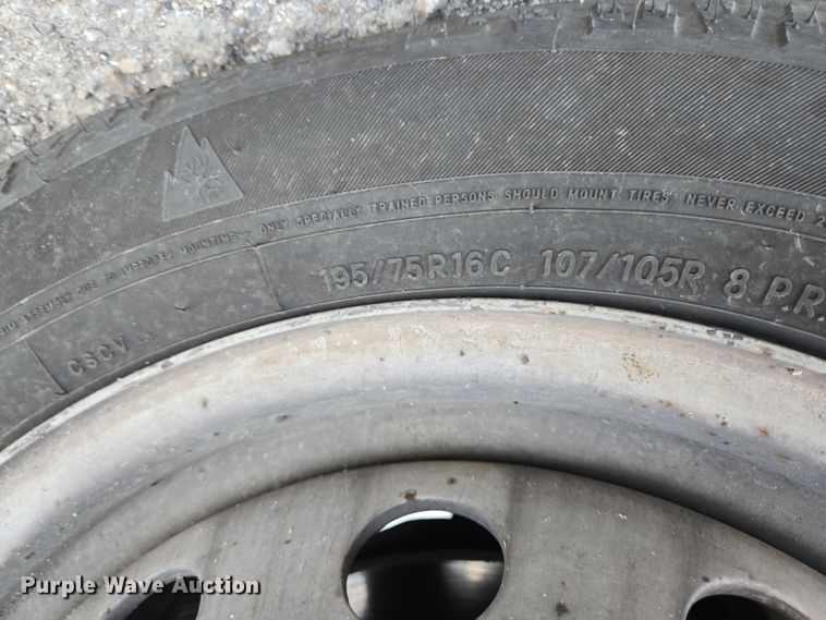 image for item NQ9207 2018 Glaval Ford Transit 350 shuttle bus