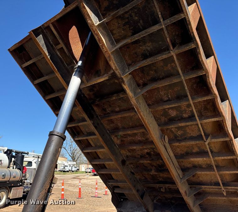 image for item OB9425 1999 Chevrolet C6500 dump truck